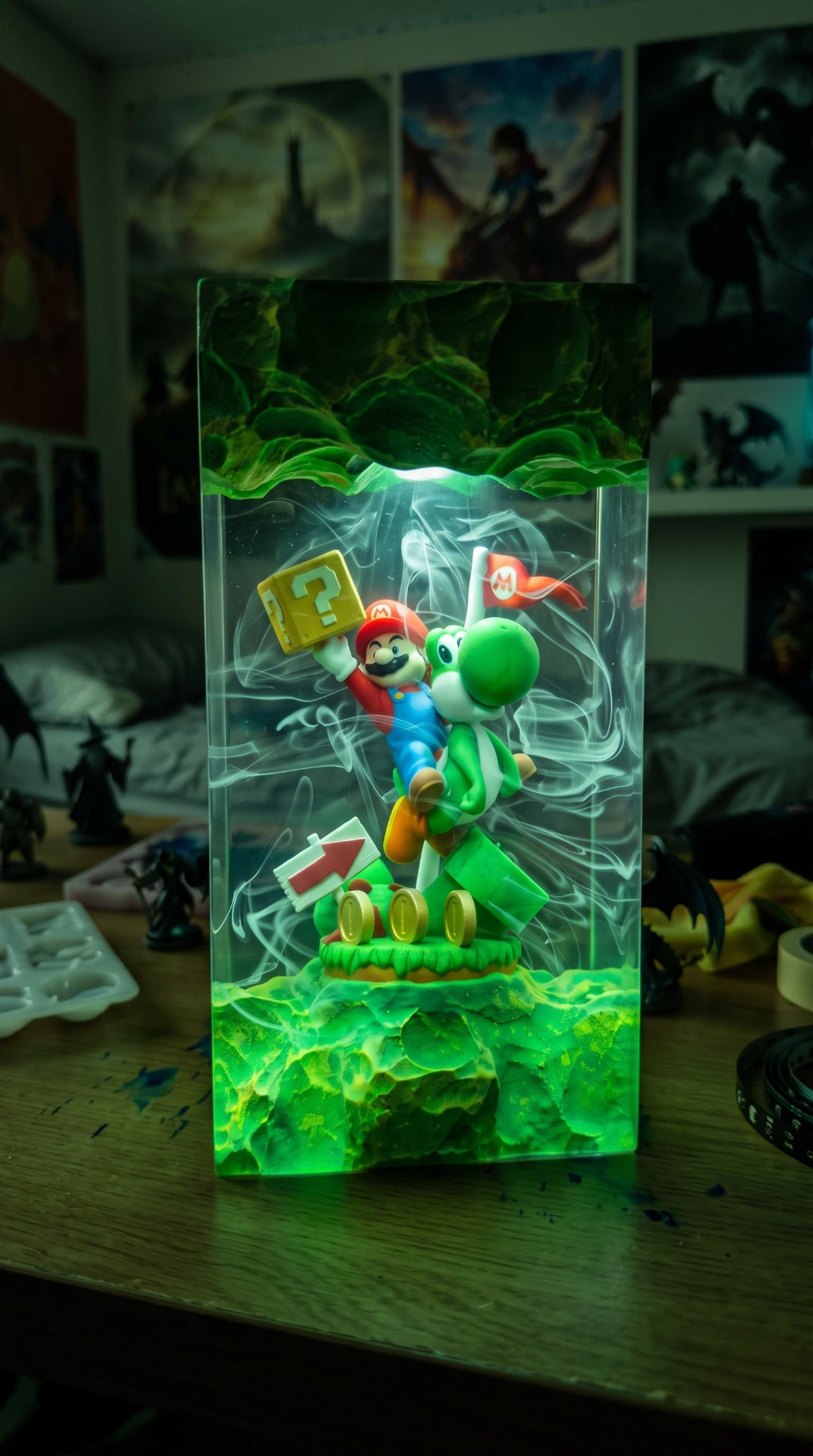 Lampada in resina con un idraulico baffuto e il suo amico verde